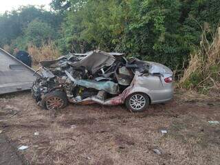 Fiat Siena onde estava as vítimas ficou totalmente destruído (Foto: Divulgação | PRF)