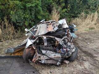 Frente do veículo ficou irreconhecível após colisão com carreta (Foto: Divulgação | PRF)