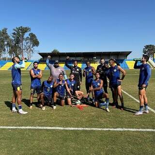 Time do Costa Rica posando para foto após treino no Estádio Laertão (Foto: Divulgação) 