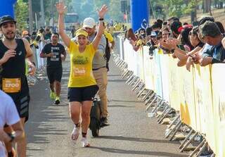 Primeira-dama, Mônica Riedel, completa 21 quilômetros da Maratona de Campo Grande na manhã deste domingo (7) (Foto: Juliano Almeida)