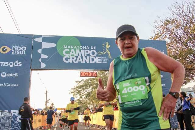 Dona &quot;Aroeira&quot; prova ser mais forte que a&ccedil;o em rotina de maratonista