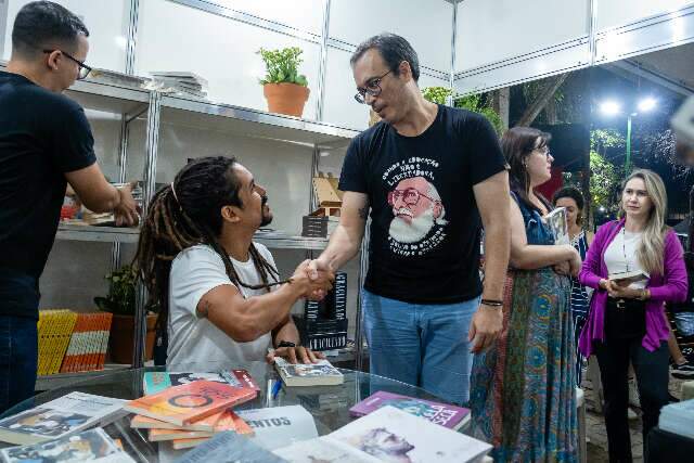 Apaixonado por sebos, Geovani teve a vida salva pelos livros