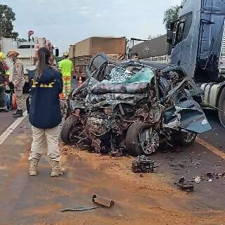 Carro invade contram&atilde;o, bate em carreta e 4 pessoas morrem na BR-163