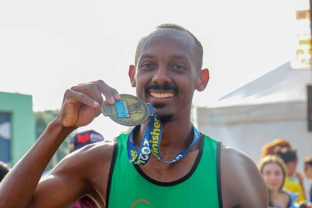 Eletricista douradense bate recorde e vence Maratona de Campo Grande