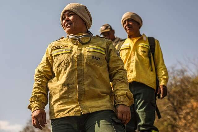 Mãe perdeu filho para incêndio e virou brigadista para vencer o luto