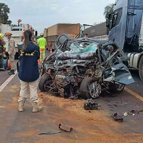 Carro invade contram&atilde;o, bate em carreta e 4 pessoas morrem na BR-163
