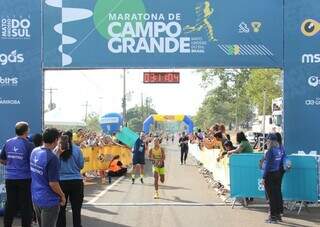 Atleta Elaine Gama, de 27 anos, cruza a linha de chegada da Maratona de Campo Grande na manhã deste domingo (7) (Foto: Juliano Almeida)