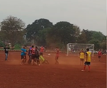 Pai e filho agridem &aacute;rbitro com socos e pontap&eacute;s ap&oacute;s expuls&atilde;o em jogo do terr&atilde;o