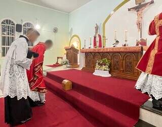 Padre suspeito durante celebração de missa em Campo Grande (Foto: Reprodução das redes sociais)