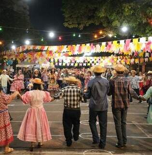 Público participa de quadrilha em festa julina realizada em edição passada na Capital (Foto: Divulgação)