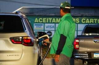 Frentista abastecendo veículo em Campo Grande (Foto: Henrique Kawaminami)