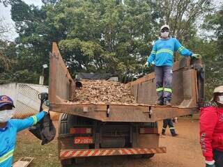 Até o fim da manhã, caminhão ficou carregado até a metade de lixo (Foto: Direto das Ruas)