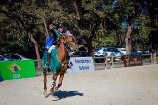 Arthur Saldanha montado no cavalo e com a bandeira de Mato Grosso do Sul (Divulgação) 