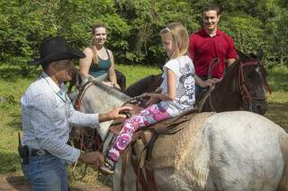 Na Estancia Mimosa, em Bonito, o passeio a cavalo é uma boa opção de passeio em família no inverno (Foto: Reprodução)