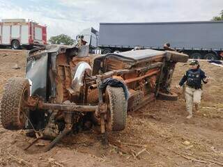 PRF no local onde caminhonete parou após colisão. (Foto: Direto das Ruas)