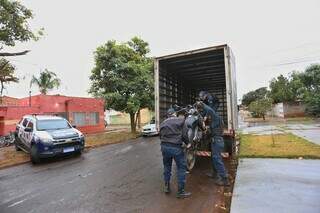 Moto suspeita de furto sendo colocada em caminhão no bairro Coronel Antonino (Foto: Paulo Francis)