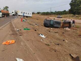 Caminhonete destruída às margens da estrada e caminhão ao fundo, também envolvido no acidente. (Foto: Direto das Ruas)