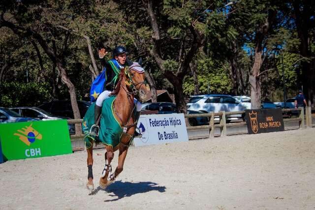 Jovem cavaleiro de MS &eacute; campe&atilde;o Brasileiro de hipismo em Bras&iacute;lia 