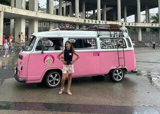 Gabi é dona de Kombi toda cor de rosa que chama atenção por onde passa (Foto: Arquivo Pessoal)