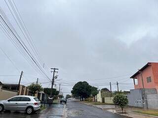 Chuva desta segunda-feira no Jardim Água Boa, região sul de Dourados (Foto: Helio de Freitas)