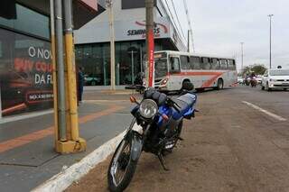 Motocicleta e ônibus envolvidos em acidente no cruzamento da Avenida Costa e Silva com a Rua Chile (Foto: Paulo Francis)