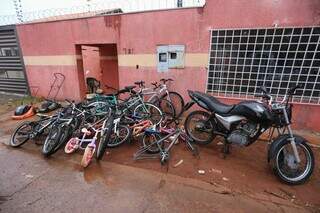 Bicicicletas e motos apreendias em casa no Bairro Coronel Antonino (Foto: Paulo Francis)