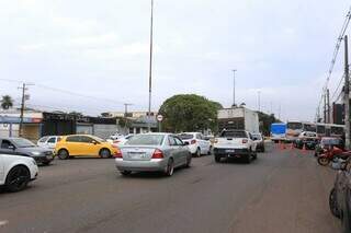 Veículos tendo que desviar de acidente na Costa e Silva (Foto: Paulo Francis)