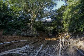 Ponte sobre trecho do leito seco do Rio da Prata, em Jardim. (Foto: Paulo Francis)