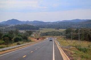 Morraria emoldura a MS-345, no sentido Bonito a Campo Grande. (Foto: Paulo Francis)