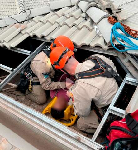 Construtor trava a coluna em laje e &eacute; resgatado por bombeiros militares