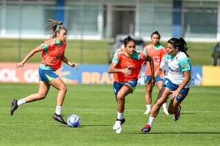 Jogadoras da Seleção Brasileira treinando na Granja Comary (Foto: CBF/Staff Images)