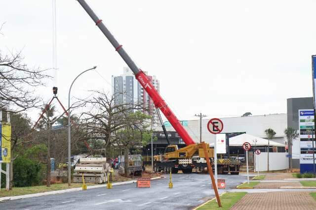 Trecho de avenida fecha para constru&ccedil;&atilde;o de ponte at&eacute; final desta segunda