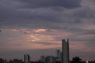 Céu parcialmente coberto em Campo Grande (Foto: Henrique Kawaminami)