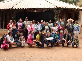Denise (segurando o bolo) com o grupo de turistas moradores da comunidade. (Foto: Pedro Braga)
