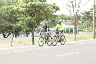 Ciclistas pedalam na ciclofaixa em Campo Grande (Foto: Arquivo)