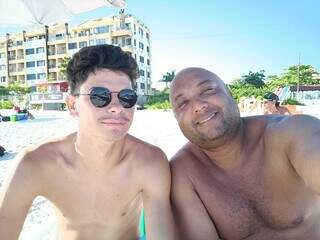 Álvaro e Marcos juntos em foto na praia (Foto: Arquivo Pessoal)