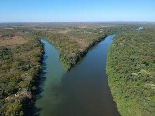 Trecho em que o rio Manso, à esquerda, se encontro com o rio Cuiabá rumo ao Pantanal (Foto: Aguinaldo Silva)