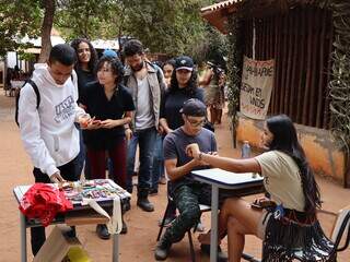 Alunos da USP fazem fila para receberem pintura corporal de jovem terena. (Foto: Pedro Braga)