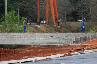 Ponte é feita de forma pré-moldada para evitar transtornos na região (Foto:Henrique Kawaminami)