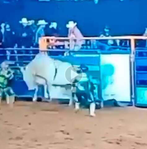 Pe O Morre Ap S Ser Pisoteado No Pesco O Por Touro Durante Rodeio