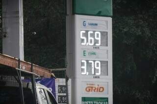 Posto de combustível na Vila Bandeiras com litro da gasolina a R$ 5.69 (Foto: Henrique Kawaminami)
