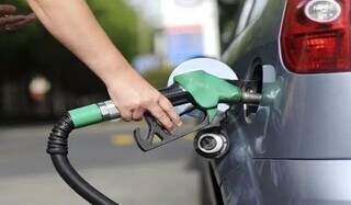 Frentista abastecendo veículo em posto de gasolina. (foto: Arquivo/Campo Grande News)