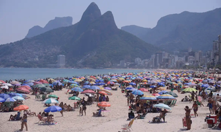 População se aquece nas areias da Praia de Copacabana, no Rio de Janeiro (RJ). (Foto: Tomaz Silva, Arquivo/Agência Brasil)