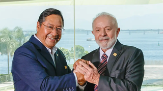 Presidente da Bolívia Luis Arce de mãos dadas com o presidente do Brasil Luiz Inácio Lula da Silva (Foto: Ricardo Stuckert/PR)