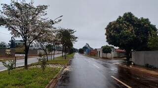 Manhã de terça-feira chuvosa em Dourados; temperatura está em 10 graus (Foto: Leandro Holsbach)