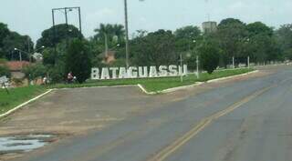 Letreiro na entrada da cidade de Bataguassu onde crime aconteceu (Foto: Reprodução)