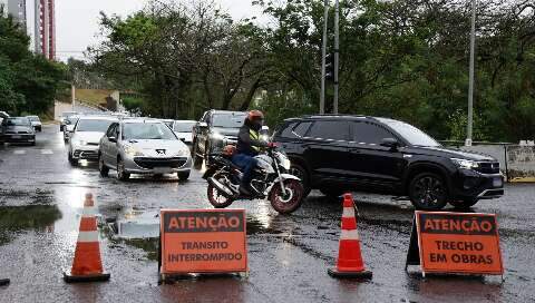 Interdição na Avenida Ricardo Brandão deixa trânsito lento nesta manhã