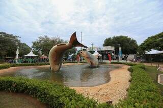 Escultura de peixes na Praça de Bonito, principal cidade turística de MS. (Foto: Paulo Francis)