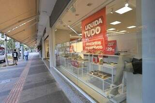 Loja no Centro de Campo Grande coloca produtos em liquidação (Foto: Paulo Francis)