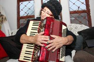 Ilza Feitosa Nogueira abraça instrumento que a salvou da depressão (Foto: Juliano Almeida)